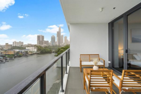 The Sunset - Brand New Riverview 2 Bedroom with Free Parking, Pool & GYM